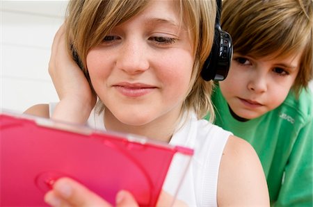 2 boys with headphones, holding CD box Stock Photo - Premium Royalty-Free, Code: 6108-05856114