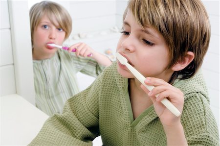 simsearch:6108-05856072,k - 2 boys brushing their teeth Fotografie stock - Premium Royalty-Free, Codice: 6108-05856119