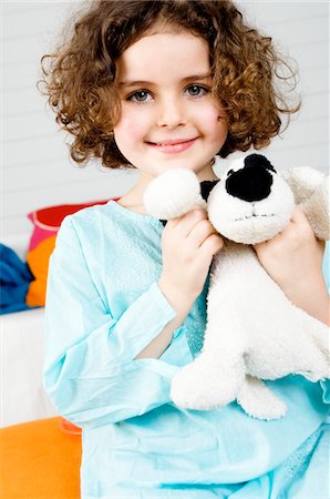 pyjama - Petite fille tenant en peluche chien Photographie de stock - Premium Libres de Droits, Code: 6108-05856135