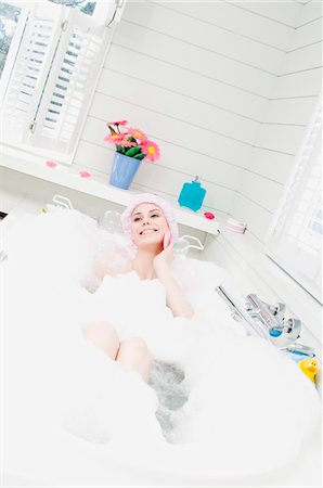 Young smiling woman having a bath Foto de stock - Sin royalties Premium, Código: 6108-05856206