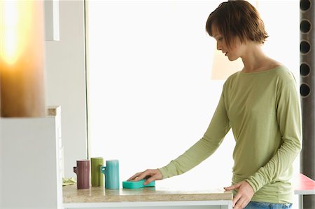 ropa - Young woman cleaning kitchen work-top Foto de stock - Sin royalties Premium, Código: 6108-05856406