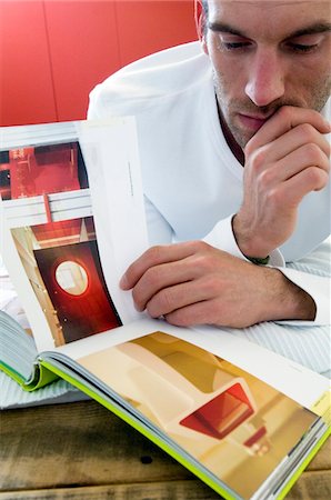 simsearch:6108-05856574,k - Man reading a book, close-up Foto de stock - Sin royalties Premium, Código: 6108-05856557