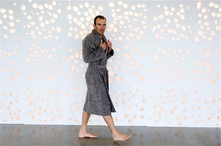 Man in grey bathrobe walking, looking at the camera Foto de stock - Sin royalties Premium, Código: 6108-05856562