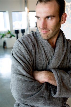 simsearch:6108-05856541,k - Man in grey bathrobe, leaning against wall, with crossed arms Fotografie stock - Premium Royalty-Free, Codice: 6108-05856565