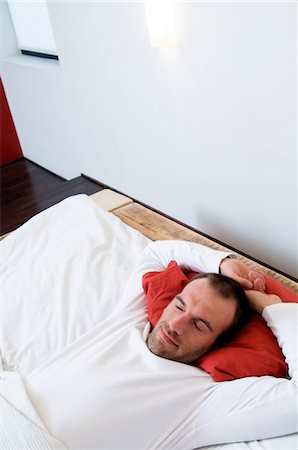 ropa de dormir - Homme qui s'étend au lit Photographie de stock - Premium Libres de Droits, Code: 6108-05856576