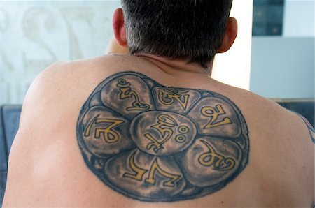 Tattooed man's back, close-up Foto de stock - Sin royalties Premium, Código: 6108-05856528