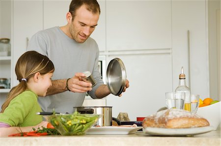 food salt kids - Homme et petite fille de cuisine Photographie de stock - Premium Libres de Droits, Code: 6108-05856677