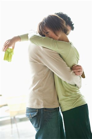 Couple embracing, woman holding present Foto de stock - Sin royalties Premium, Código: 6108-05856699