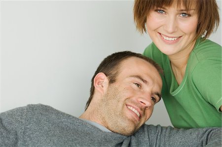 Portrait d'un jeune couple de sourire Photographie de stock - Premium Libres de Droits, Code: 6108-05856732