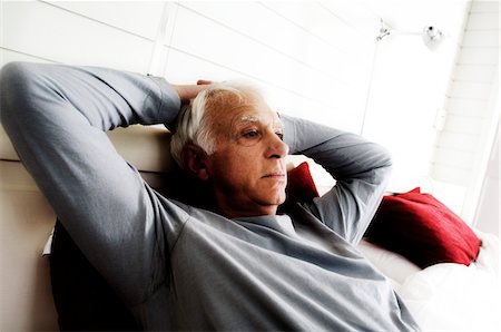 scoraggiato - Senior man relaxing, lying on a bed Fotografie stock - Premium Royalty-Free, Codice: 6108-05856897