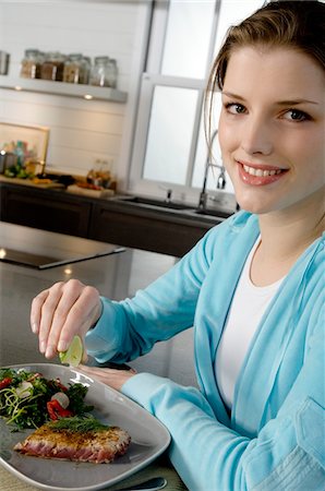 simsearch:6108-05856936,k - Young woman eating meat and vegetables Fotografie stock - Premium Royalty-Free, Codice: 6108-05856993