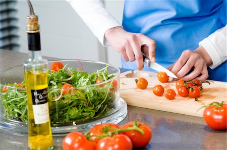 simsearch:614-06002182,k - Woman making a salad, chopping tomatoes, close-up Foto de stock - Royalty Free Premium, Número: 6108-05857040