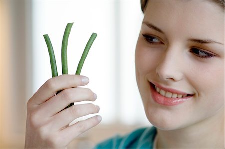 simsearch:6108-05856993,k - Woman holding 3 string beans, close-up Stock Photo - Premium Royalty-Free, Code: 6108-05857060
