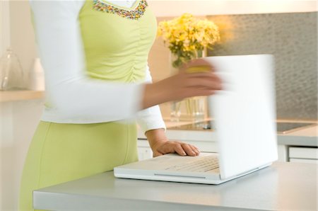 Woman opening laptop, close-up Foto de stock - Sin royalties Premium, Código: 6108-05857094