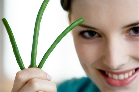 simsearch:6108-05856993,k - Woman holding 3 string beans, close-up Stock Photo - Premium Royalty-Free, Code: 6108-05857017