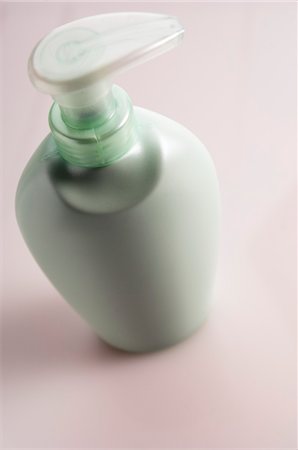 simsearch:6108-05857134,k - Soap dispenser, close-up Stock Photo - Premium Royalty-Free, Code: 6108-05857181