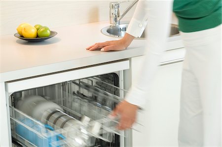 Woman filling dishwasher, close-up Foto de stock - Royalty Free Premium, Número: 6108-05857127