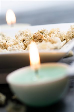 Bougies et fleurs de camomille séchées, gros plan Photographie de stock - Premium Libres de Droits, Code: 6108-05857251