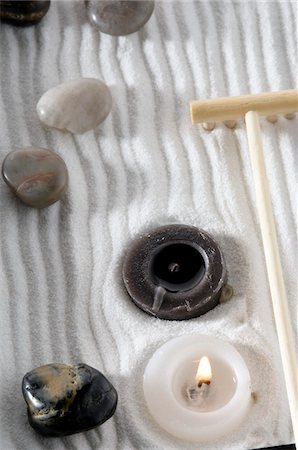 flamme - Bougies, peebles et râteau en gros plan jardin, zen Photographie de stock - Premium Libres de Droits, Code: 6108-05857274