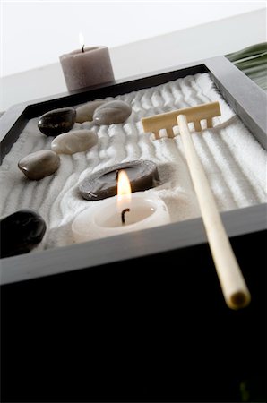 flamme - Bougies, peebles et râteau en gros plan jardin, zen Photographie de stock - Premium Libres de Droits, Code: 6108-05857275