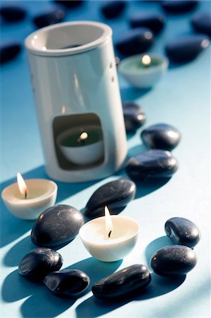 flamme - Bougies, peebles et brûleur d'huiles essentielles, gros plan Photographie de stock - Premium Libres de Droits, Code: 6108-05857208