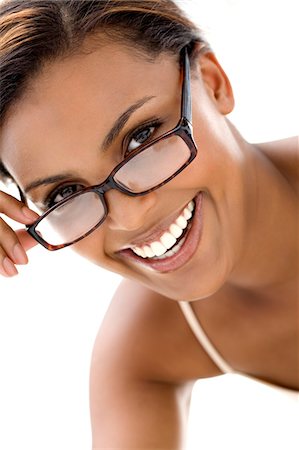 Portrait d'une jeune femme souriante avec lunettes Photographie de stock - Premium Libres de Droits, Code: 6108-05857383