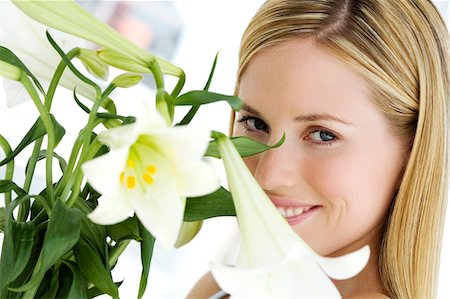 Portrait d'une jeune femme tenant des lys blancs Photographie de stock - Premium Libres de Droits, Code: 6108-05857302