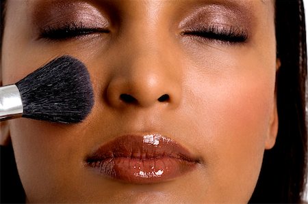 polvos de colorete - Young woman applying blush Foto de stock - Sin royalties Premium, Código: 6108-05857440