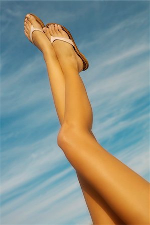 pictures of sandals - Woman's legs in the air Foto de stock - Sin royalties Premium, Código: 6108-05857609