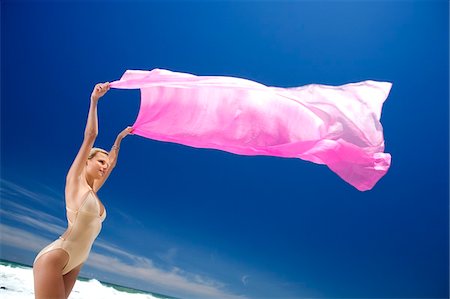 solo (soledad) - Young woman in swimming costume holding pink pareo in wind Foto de stock - Sin royalties Premium, Código: 6108-05857620