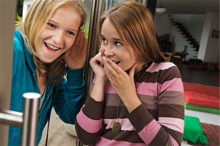 2 smiling teenage girls using mobile phone Foto de stock - Sin royalties Premium, Código: 6108-05857765