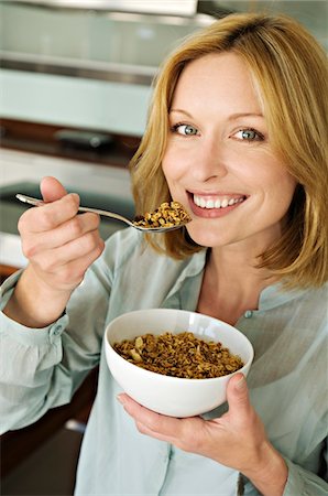 Portrait of a woman eating cereal Foto de stock - Sin royalties Premium, Código: 6108-05857702
