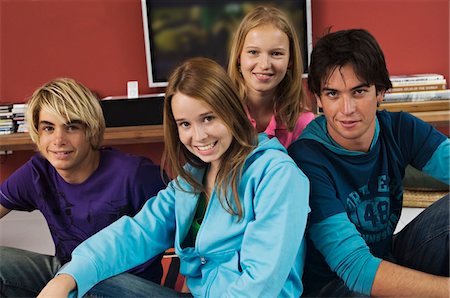 simsearch:6108-05857790,k - 2 teenage boys and 2 teenage girls smiling for camera Stock Photo - Premium Royalty-Free, Code: 6108-05857739