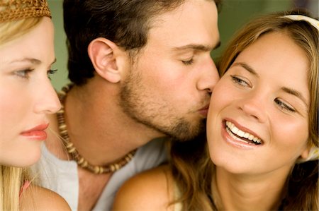 Young woman looking at man kissing smiling woman Foto de stock - Sin royalties Premium, Código: 6108-05857887