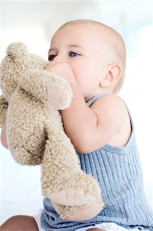 Baby sitting with teddy bear, indoors Foto de stock - Royalty Free Premium, Número: 6108-05857957