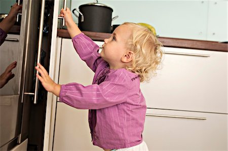 Littel girl opening fridge, indoors Foto de stock - Sin royalties Premium, Código: 6108-05857977