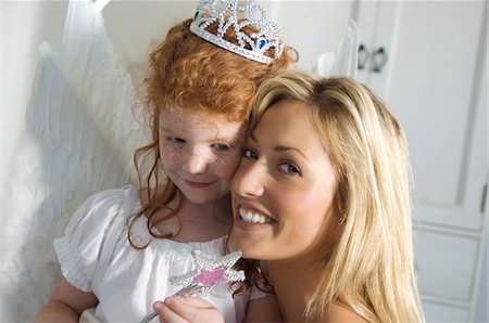 princesse - Christmas day, portrait of a mother and daughter smiling, looking at the camera, indoors Foto de stock - Sin royalties Premium, Código: 6108-05858008