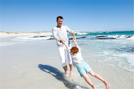 simsearch:6108-05858110,k - Father playing with daughter on the beach, outdoors Foto de stock - Sin royalties Premium, Código: 6108-05858102