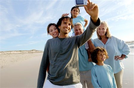 Famille sur la plage Photographie de stock - Premium Libres de Droits, Code: 6108-05858247