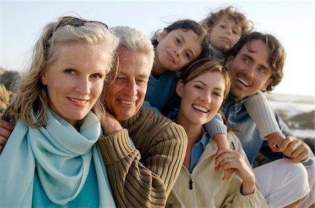 famille élargie - Famille sur la plage Photographie de stock - Premium Libres de Droits, Code: 6108-05858213