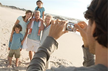 Famille sur la plage Photographie de stock - Premium Libres de Droits, Code: 6108-05858217