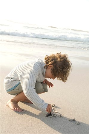 pictures of little boys barefeet - Petit garçon sur la plage Photographie de stock - Premium Libres de Droits, Code: 6108-05858227