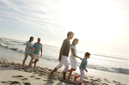Famille sur la plage Photographie de stock - Premium Libres de Droits, Code: 6108-05858234