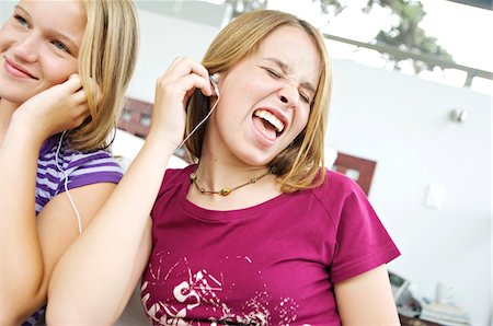 simsearch:6108-05862959,k - 2 teen girls sharing MP3 player Foto de stock - Sin royalties Premium, Código: 6108-05858561