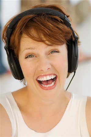 red head screaming - Portrait of a young woman, listening to music with headphones Foto de stock - Sin royalties Premium, Código: 6108-05858578