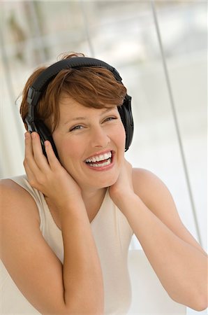 simsearch:6108-05859098,k - Portrait d'une jeune femme, écouter de la musique avec un casque Photographie de stock - Premium Libres de Droits, Code: 6108-05858587