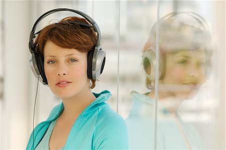 simsearch:6108-05859098,k - Portrait d'une jeune femme, écouter de la musique avec un casque Photographie de stock - Premium Libres de Droits, Code: 6108-05858596
