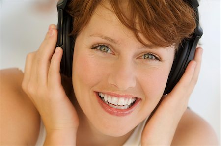 simsearch:6108-05859098,k - Portrait d'une jeune femme, écouter de la musique avec un casque Photographie de stock - Premium Libres de Droits, Code: 6108-05858598