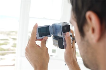 drehen - Junger Mann mit camcorder Stockbilder - Premium RF Lizenzfrei, Bildnummer: 6108-05858677