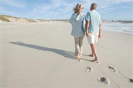 empreinte (marque) - Couple marchant sur la plage, vue arrière Photographie de stock - Premium Libres de Droits, Code: 6108-05858790